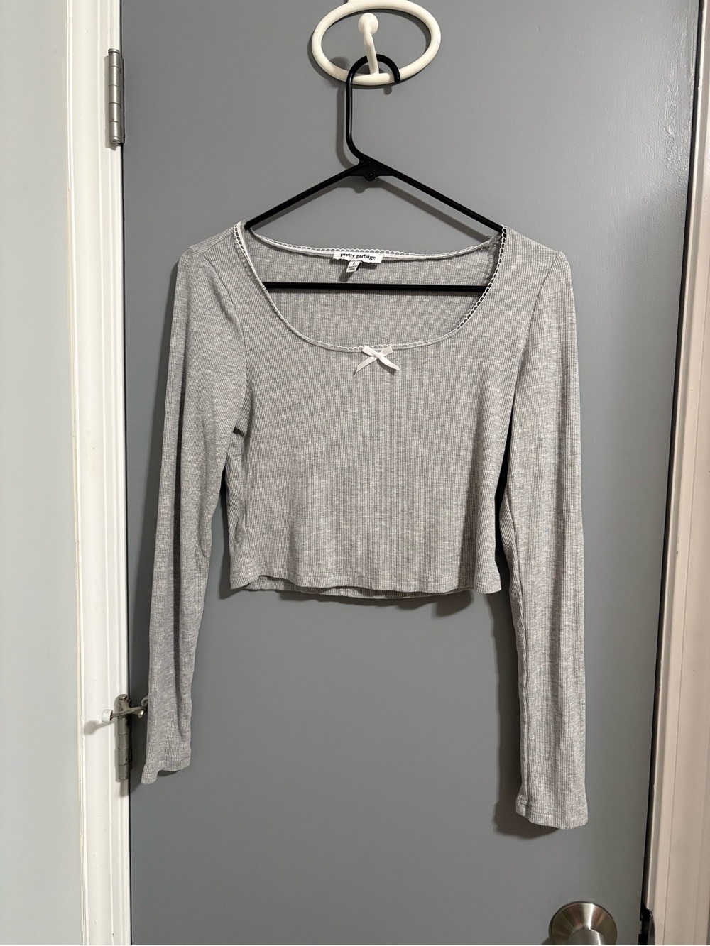 Scoop Neck Gray Long-Sleeve Crop Top with Bow Detail